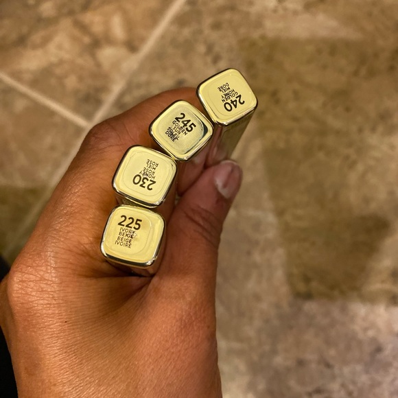 l ’oreal Age Perfect Radiant Concealer with Hydrating serum- Brand new- pick 1 - Picture 2 of 3